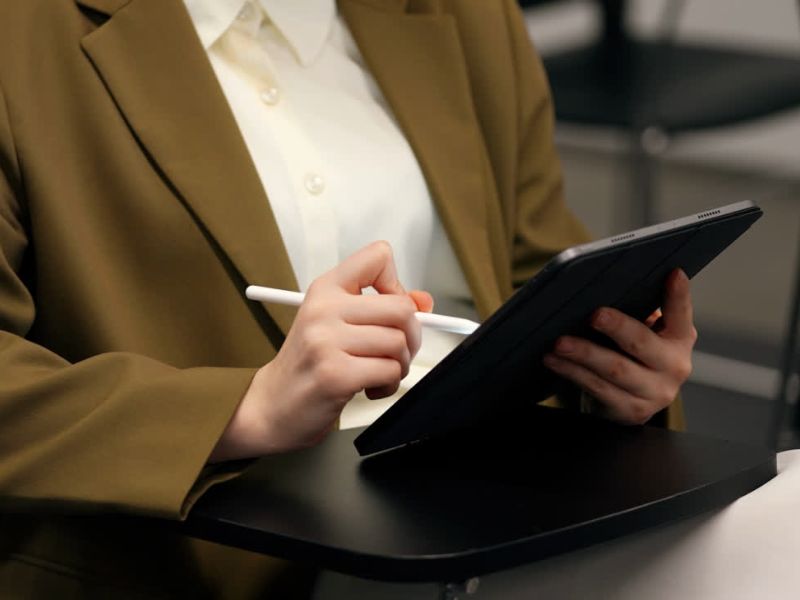 Osoba koristi tablet i olovku za tablet
