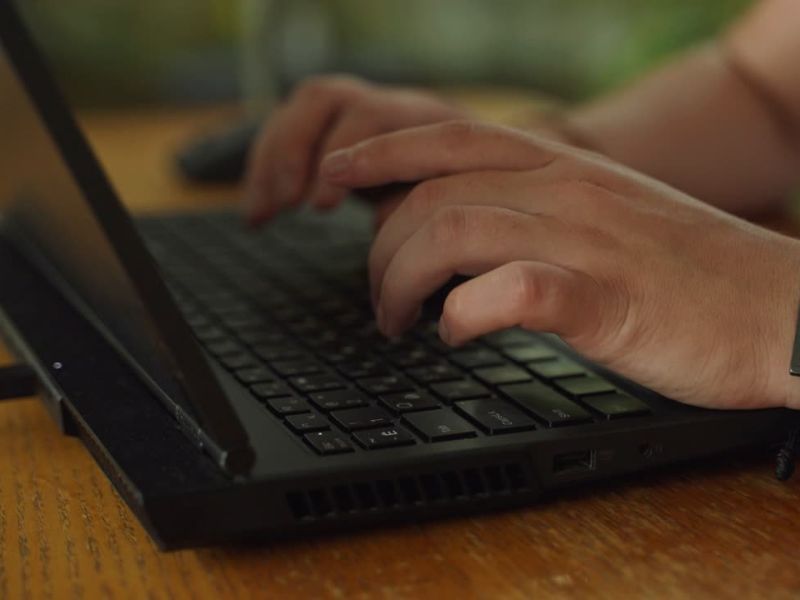 Osoba koristi laptop